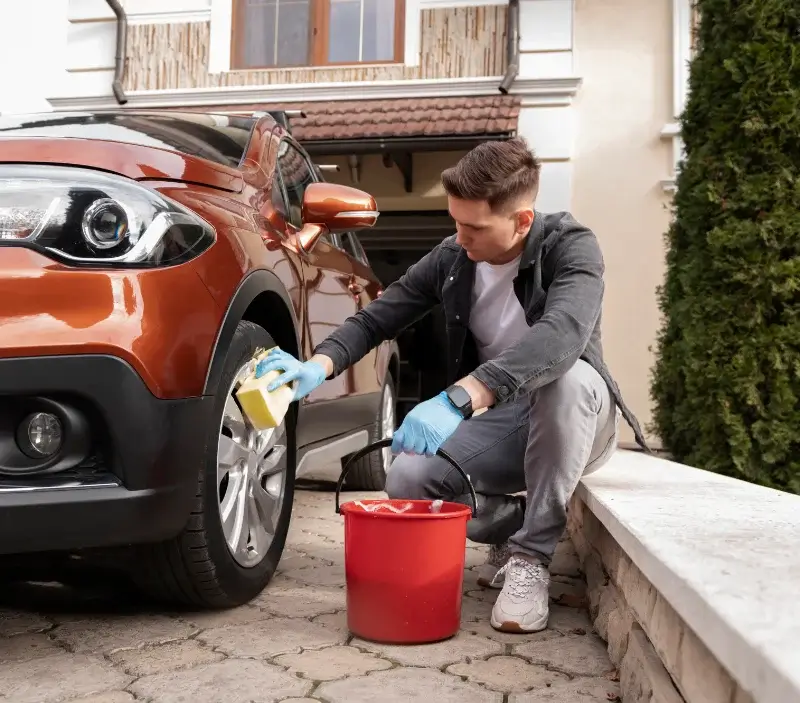 Lavage auto à domicile Conques-sur-Orbiel : professionnel intervenant sur un véhicule